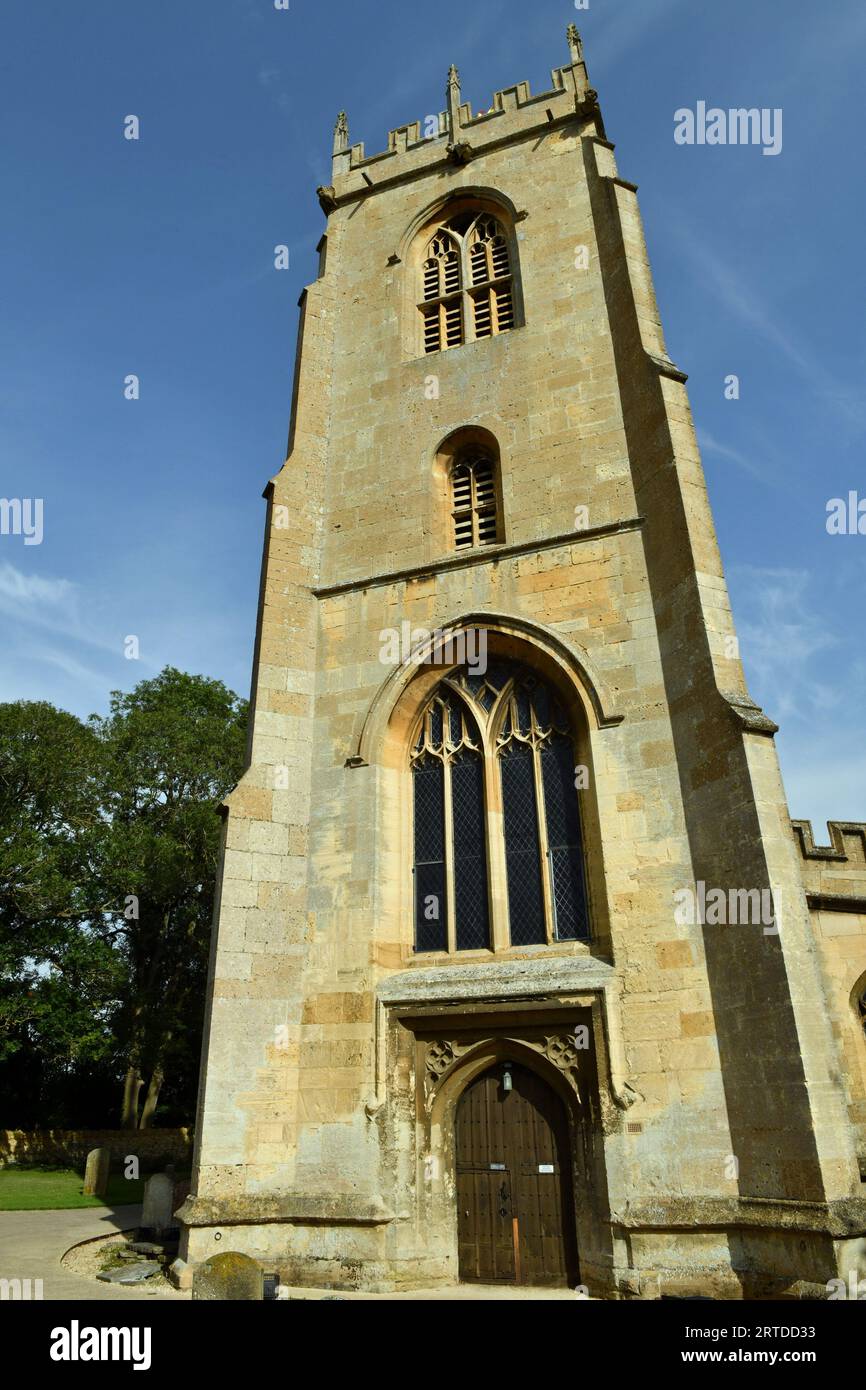 La Torre della Chiesa di San Pietro a Winchcombe con un meraviglioso cielo blu alle spalle Foto Stock