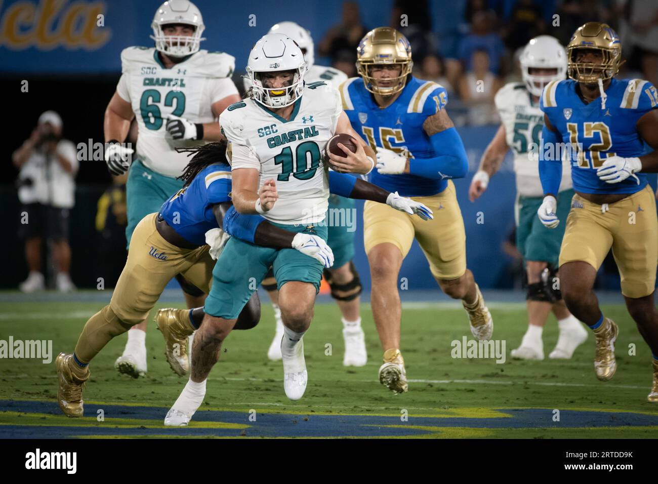 Il quarterback dei Coastal Carolina Chanticleers Grayson McCall (10) corre fuori dalla tasca durante una partita di football della NCAA. I Bruins sconfissero gli Chanticleers 27-13 sabato 2 settembre 2023 a Pasadena, California (ed Ruvalcaba/Image of Sport) Foto Stock