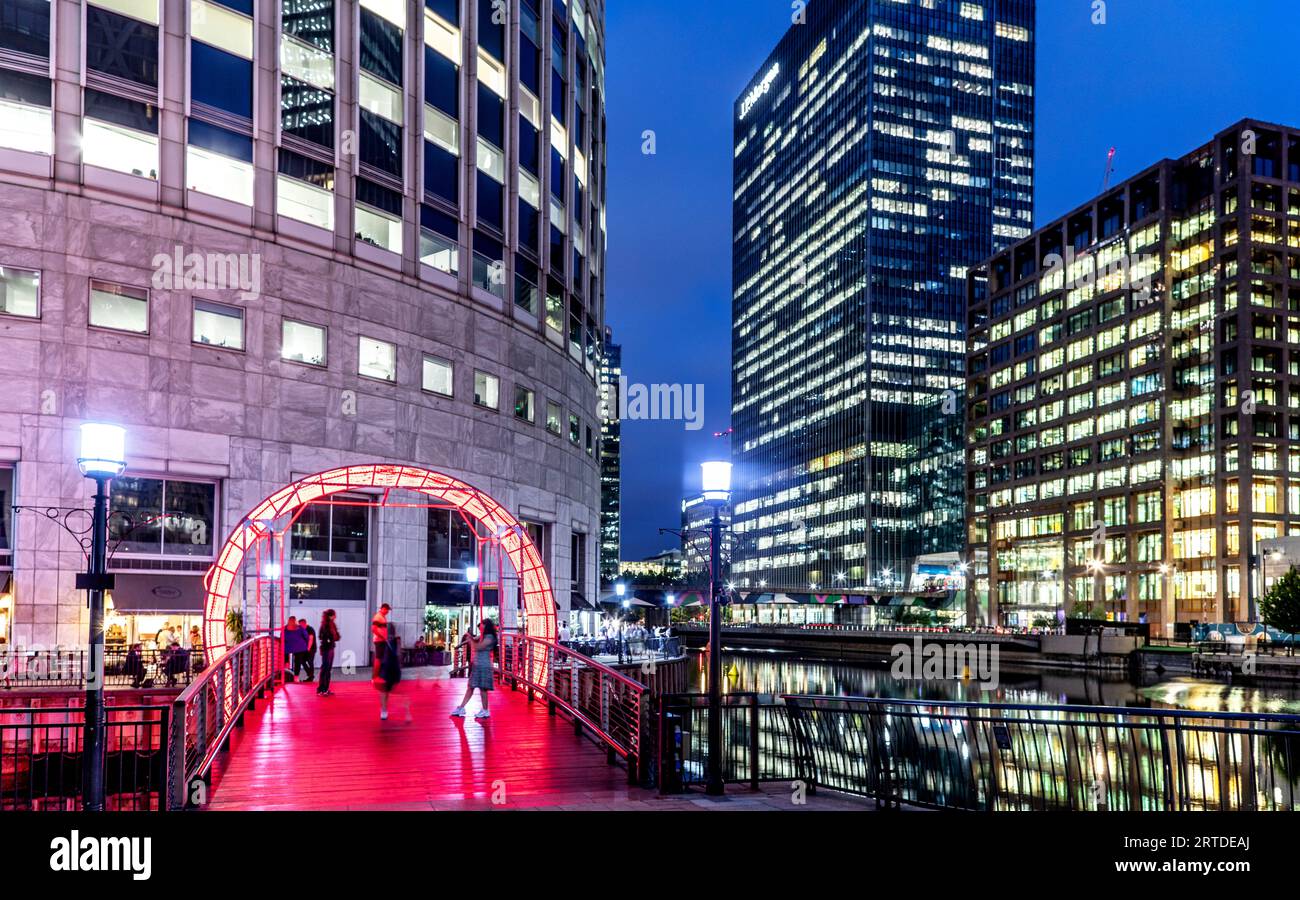 Architettura moderna di notte a Canary Wharf Londra, Regno Unito Foto Stock