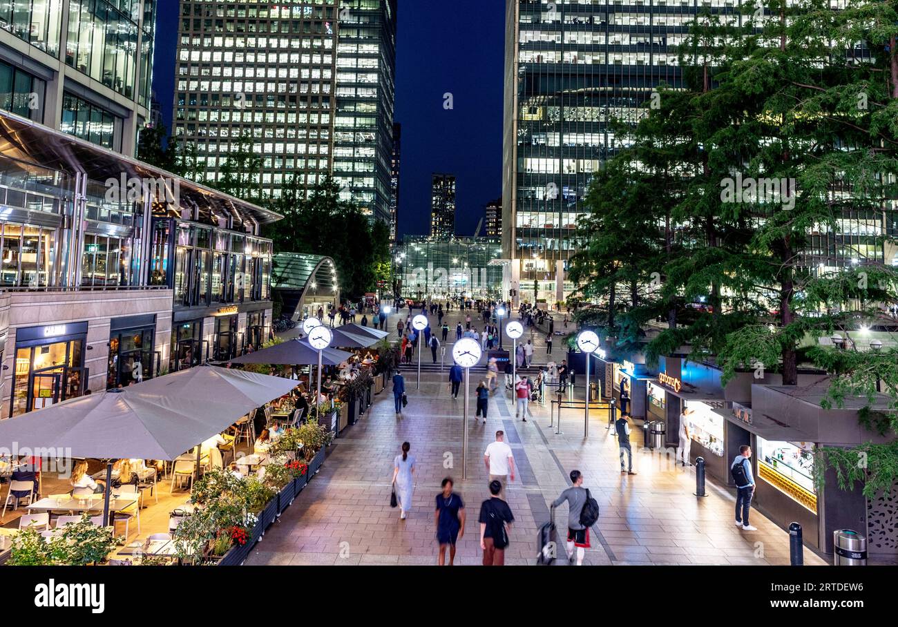 Architettura moderna di notte a Canary Wharf Londra, Regno Unito Foto Stock