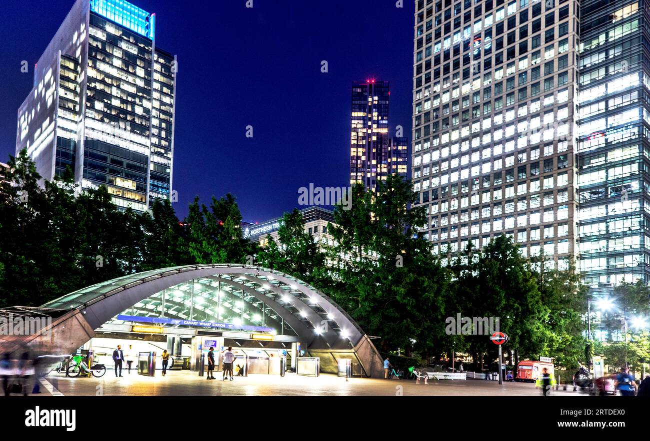 Architettura moderna di notte a Canary Wharf Londra, Regno Unito Foto Stock