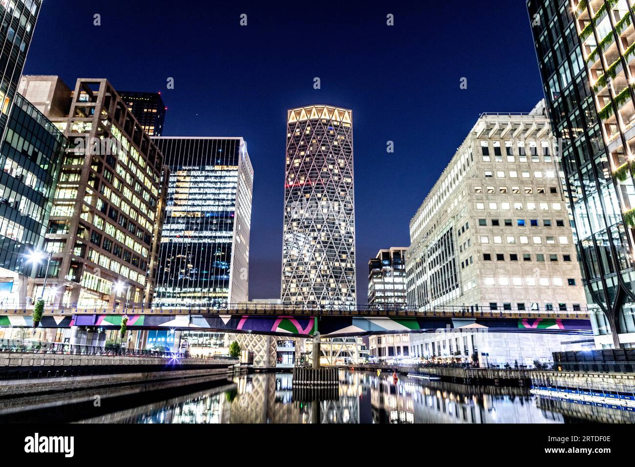 Architettura moderna di notte a Canary Wharf Londra, Regno Unito Foto Stock