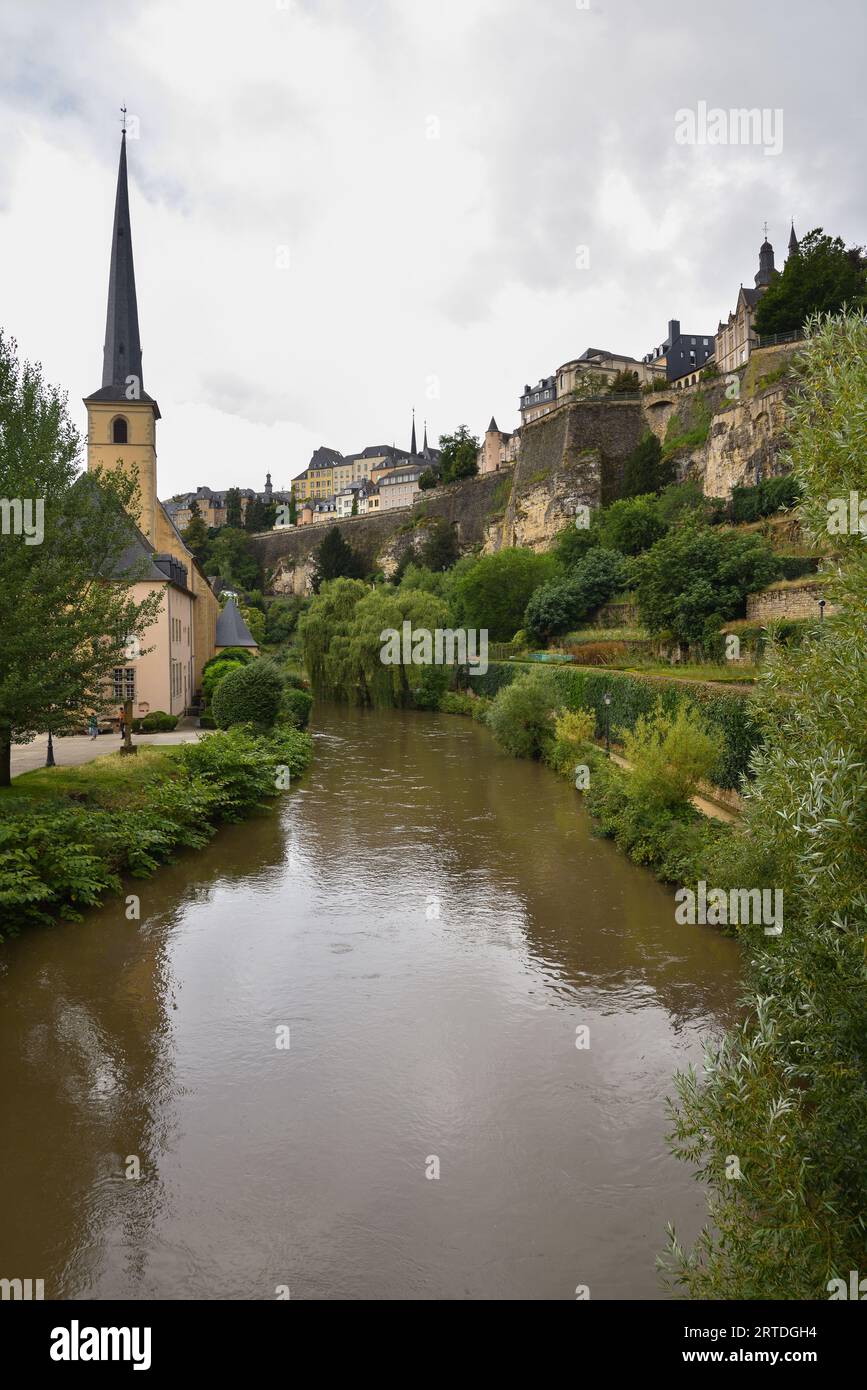 Chiesa di Église Saint-Jean-du-Grund, fiume Alzette e panorama urbano della città vecchia, Lussemburgo Foto Stock