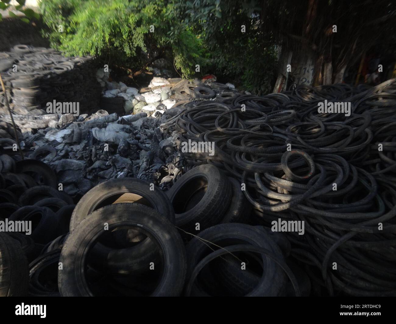 Dhaka, Bangladesh. 13 settembre 2023. Una vista generale di un negozio di pneumatici usati a Dacca. L'acqua piovana stagnante su pneumatici usati è un potenziale terreno fertile per la zanzara Aedes, il trasmettitore della malattia della dengue. Secondo fonti mediche, 618 persone nel paese sono morte di dengue quest'anno e 194 nuovi casi sono stati confermati entro 24 ore. (Immagine di credito: © MD Mehedi Hasan/ZUMA Press Wire) SOLO USO EDITORIALE! Non per USO commerciale! Foto Stock