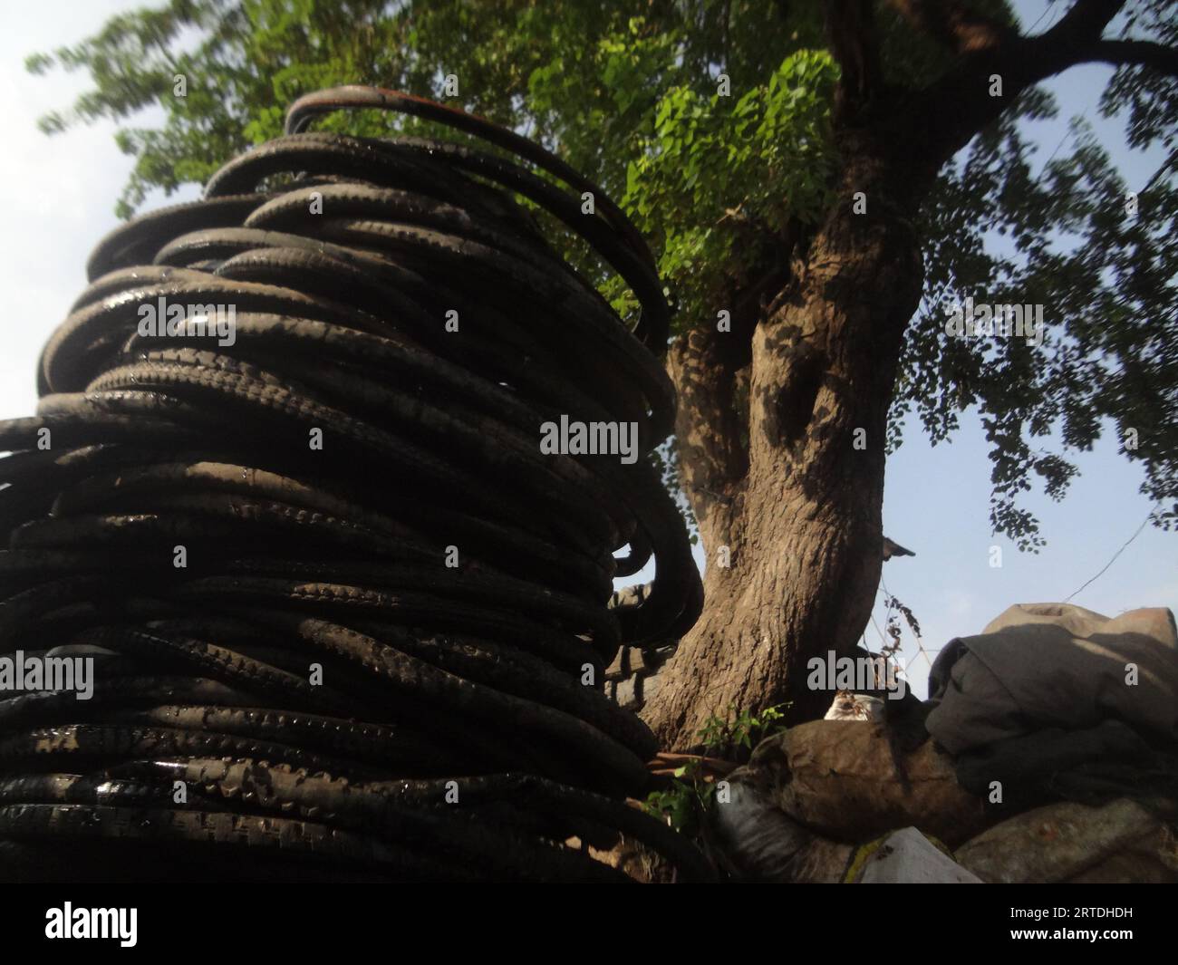 Dhaka, Bangladesh. 13 settembre 2023. Una vista generale di un negozio di pneumatici usati a Dacca. L'acqua piovana stagnante su pneumatici usati è un potenziale terreno fertile per la zanzara Aedes, il trasmettitore della malattia della dengue. Secondo fonti mediche, 618 persone nel paese sono morte di dengue quest'anno e 194 nuovi casi sono stati confermati entro 24 ore. (Immagine di credito: © MD Mehedi Hasan/ZUMA Press Wire) SOLO USO EDITORIALE! Non per USO commerciale! Foto Stock