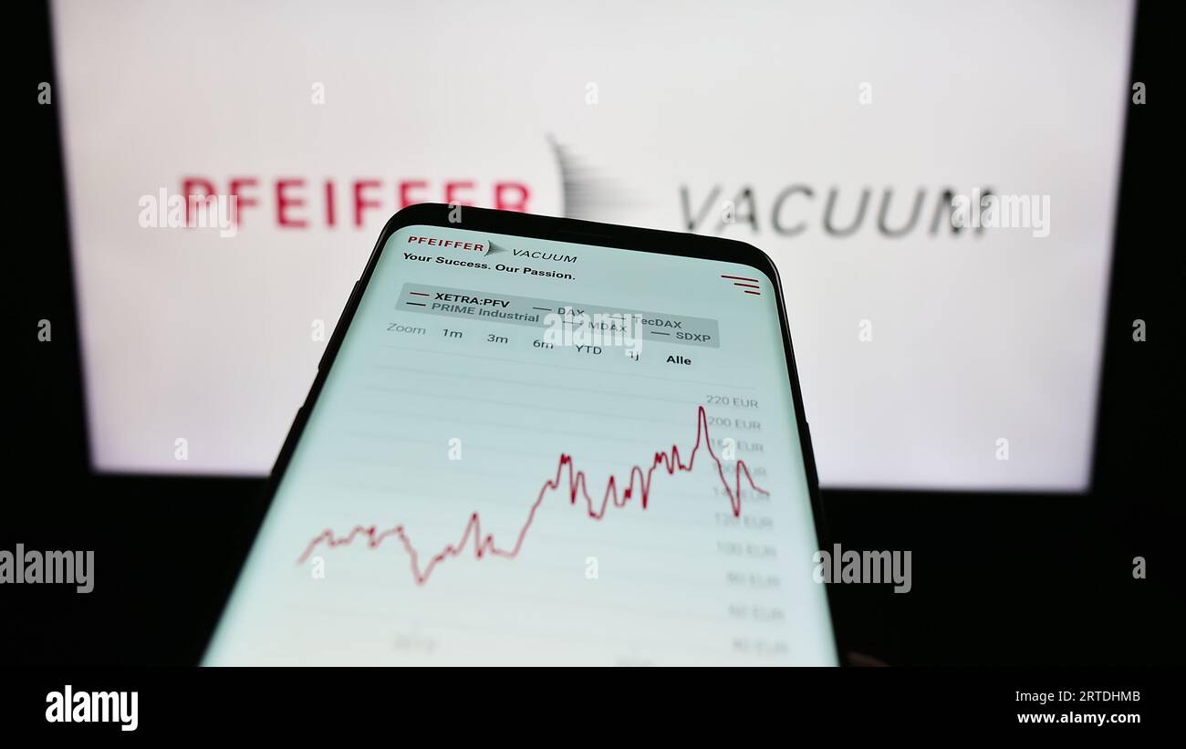 Telefono cellulare con sito Web della società tedesca Pfeiffer Vacuum Technology AG sullo schermo davanti al logo. Mettere a fuoco in alto a sinistra sul display del telefono. Foto Stock