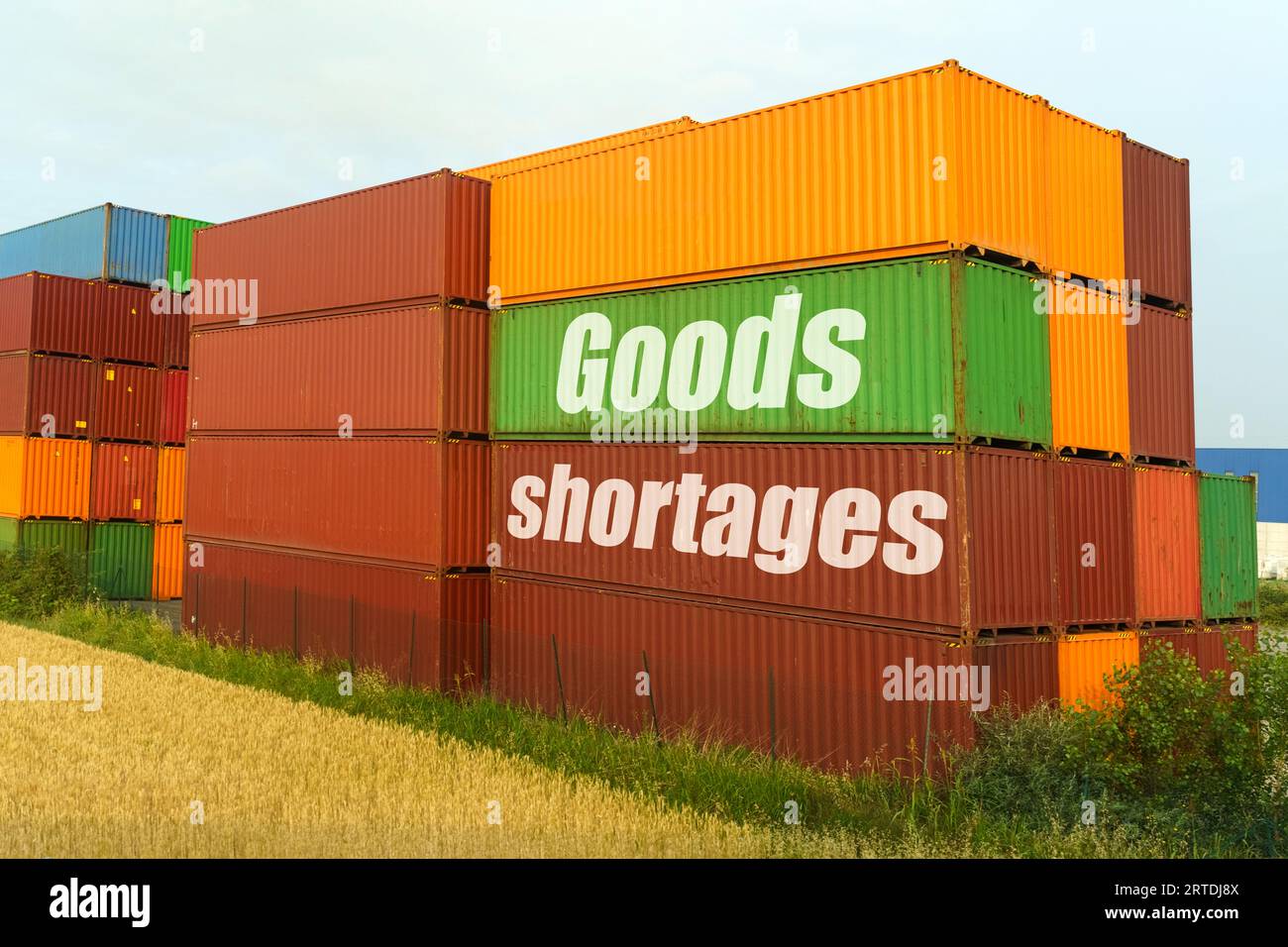 Concetto aziendale. Sui contenitori colorati per il trasporto di merci, l'iscrizione - carenze di merci Foto Stock