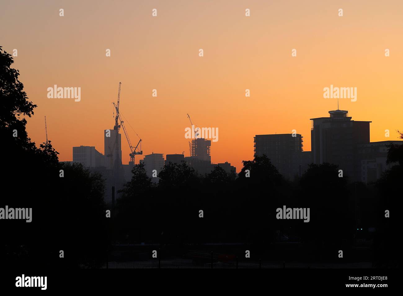 Una vista del centro di Leeds all'alba con gru a torre su vari progetti di costruzione Foto Stock