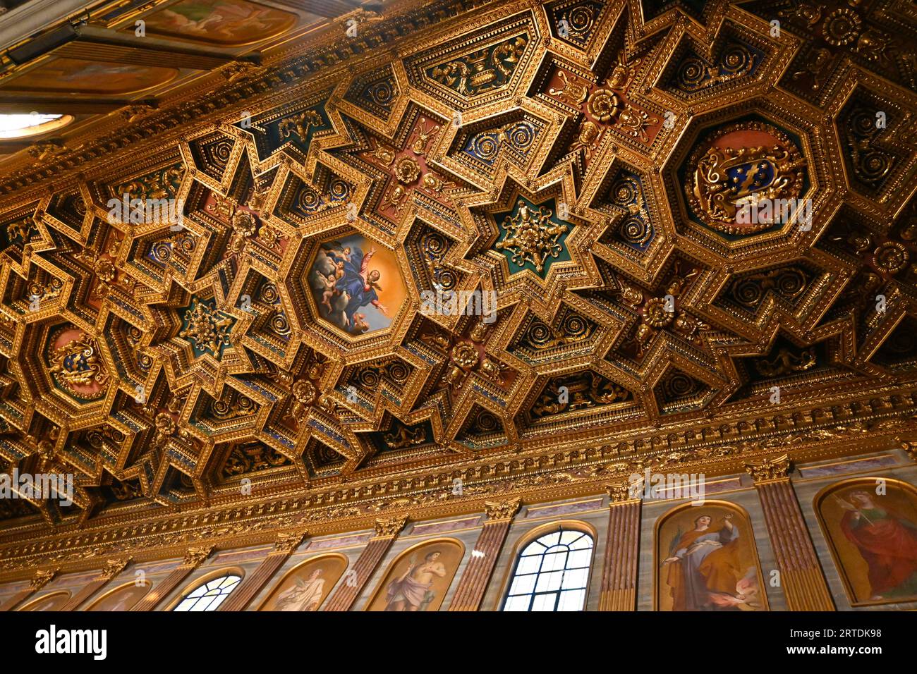 Basilica di Santa Maria in Trastevere, Roma, Italia – 1° novembre 2022 il magnifico soffitto a cassettoni dorati della chiesa progettato da Domenichino. Foto Stock