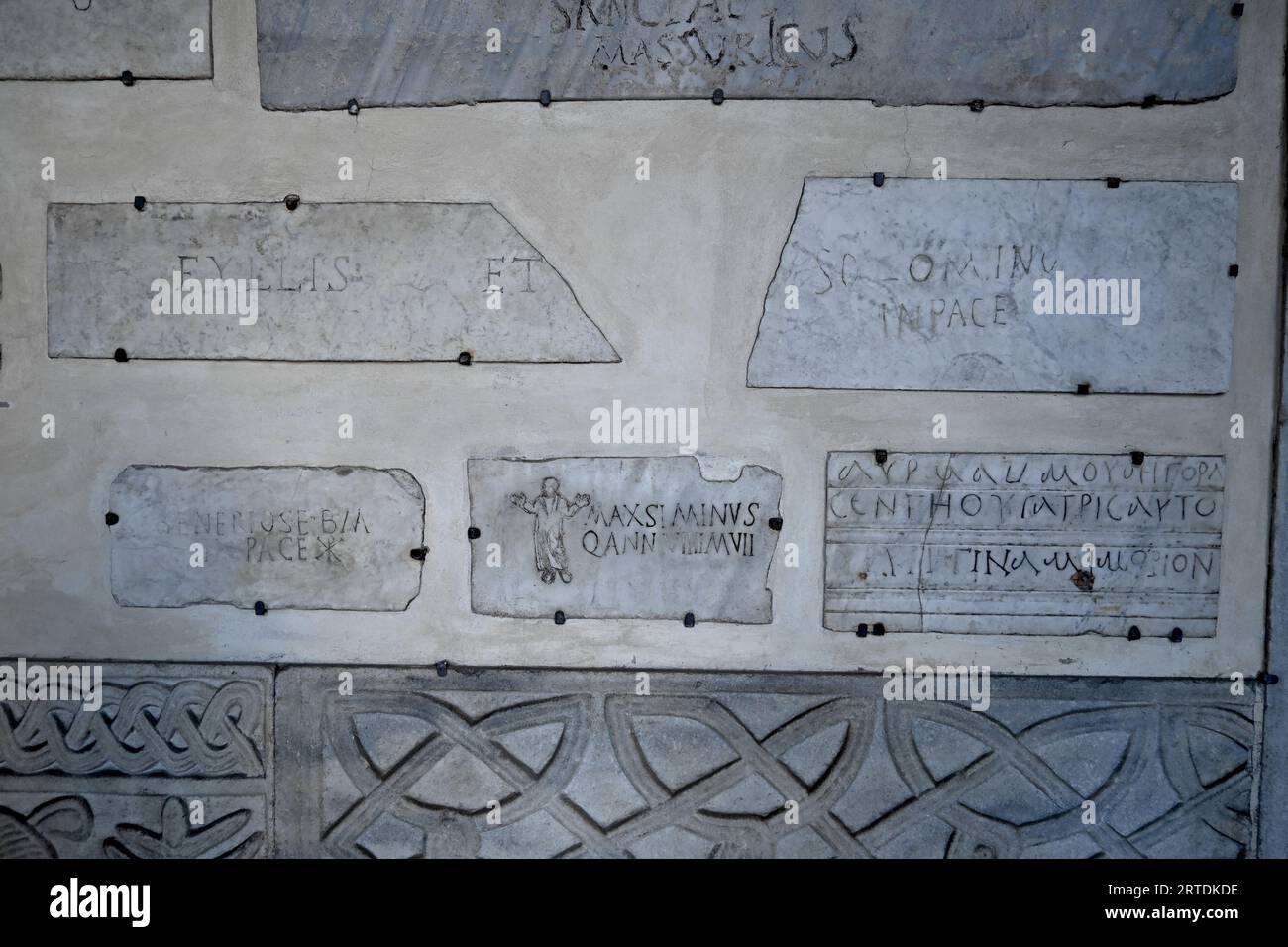 Roma, Italia. Antiche iscrizioni marmoree in latino e greco adornano le mura esterne di Santa Maria in Trastevere, Roma, Italia – 1° novembre 2022 Foto Stock