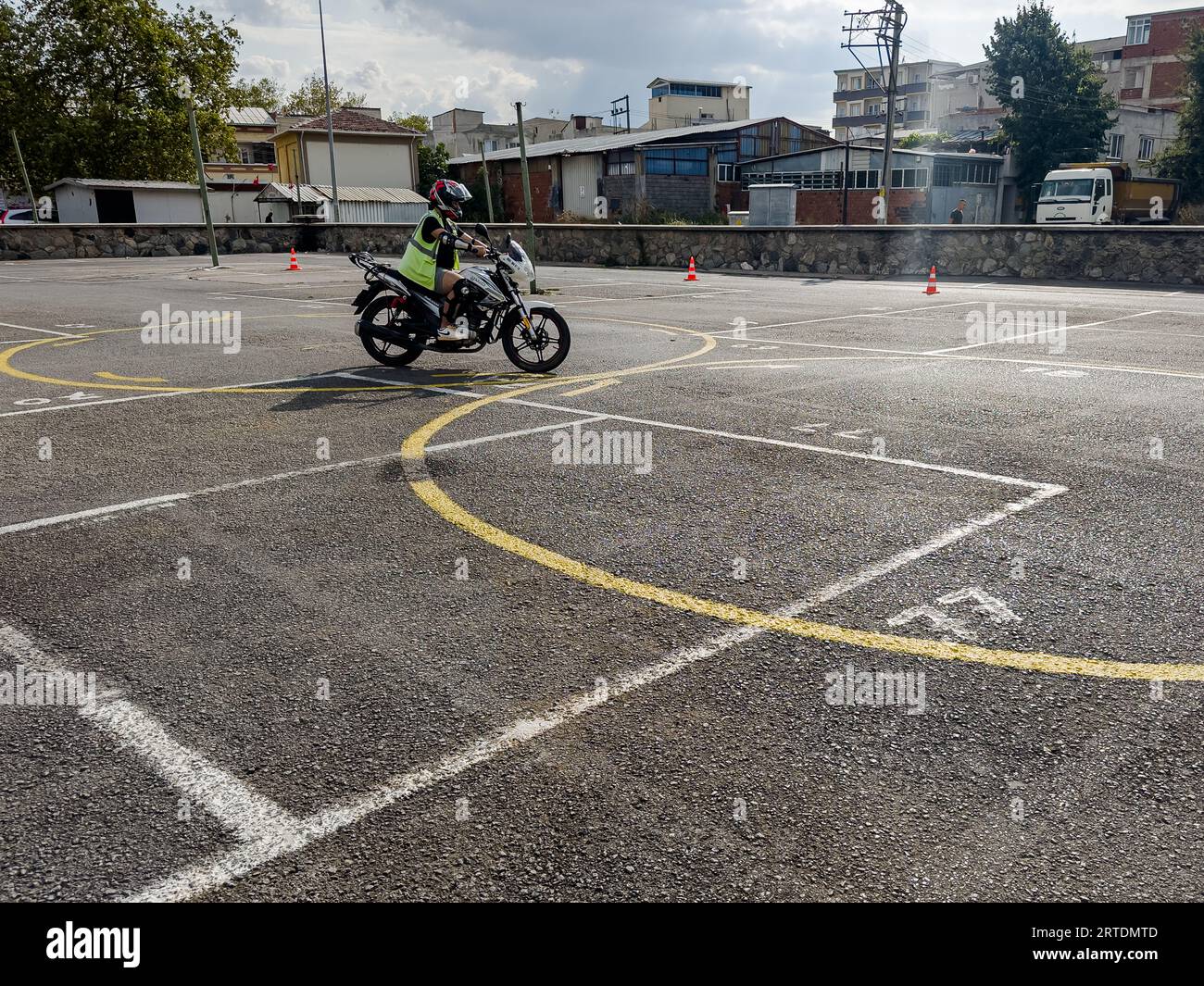 Bursa Turchia - 09 settembre 2023 l'uomo pratica la guida di una moto in una scuola guida . Foto di alta qualità Foto Stock