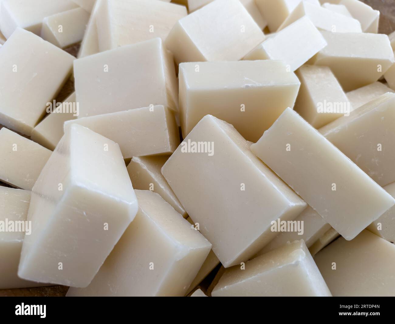 Fondo di sapone di olio d'oliva naturale bianco , sapone naturale tagliato equamente in forma rettangolare, concetto di vita sana. Foto di alta qualità Foto Stock