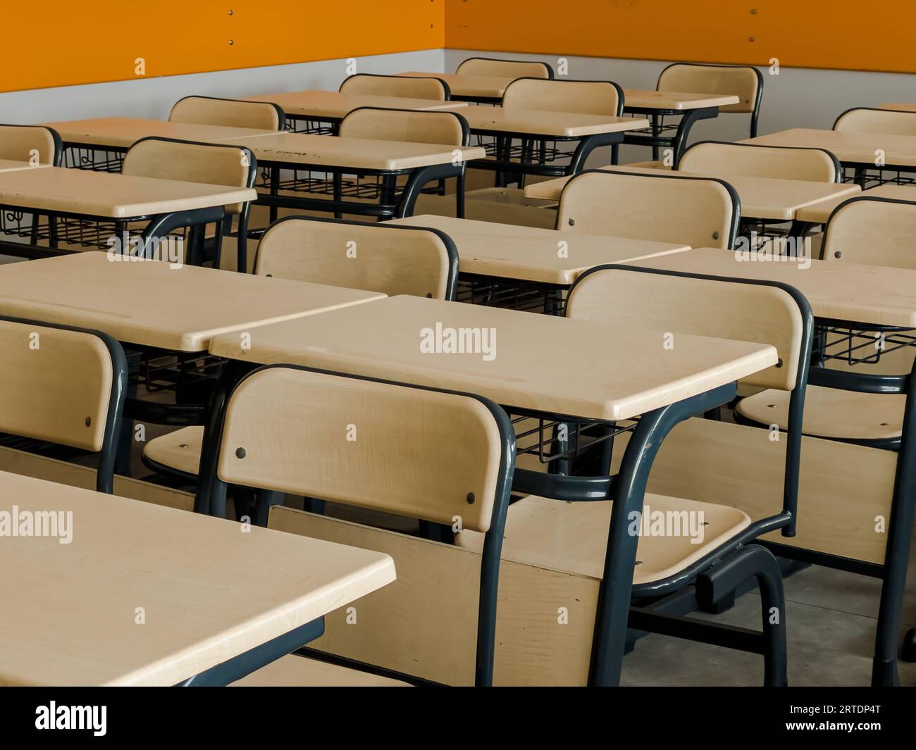 Classe in sottofondo senza , nessuno studente o insegnante . moderna aula. Foto di alta qualità Foto Stock