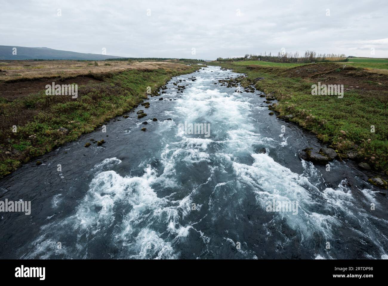 Gullfoss, Islanda. L'acqua fluviale scorre velocemente nel paesaggio vicino a Gullfoss, Islanda. Foto Stock