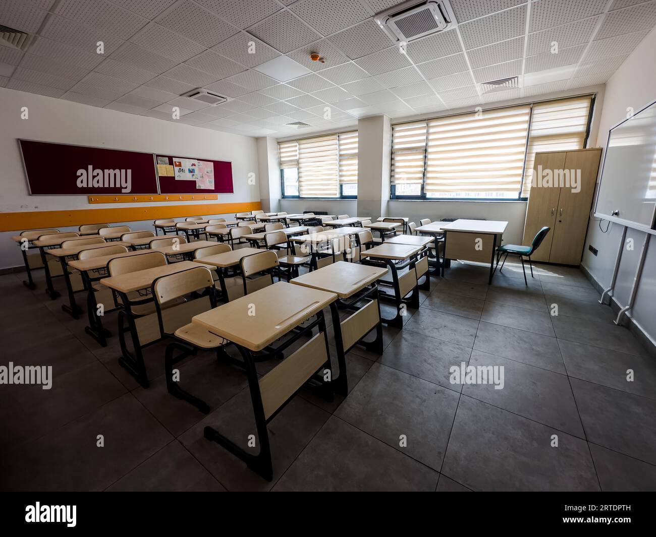 Classe in sottofondo senza , nessuno studente o insegnante . moderna aula. Foto di alta qualità Foto Stock
