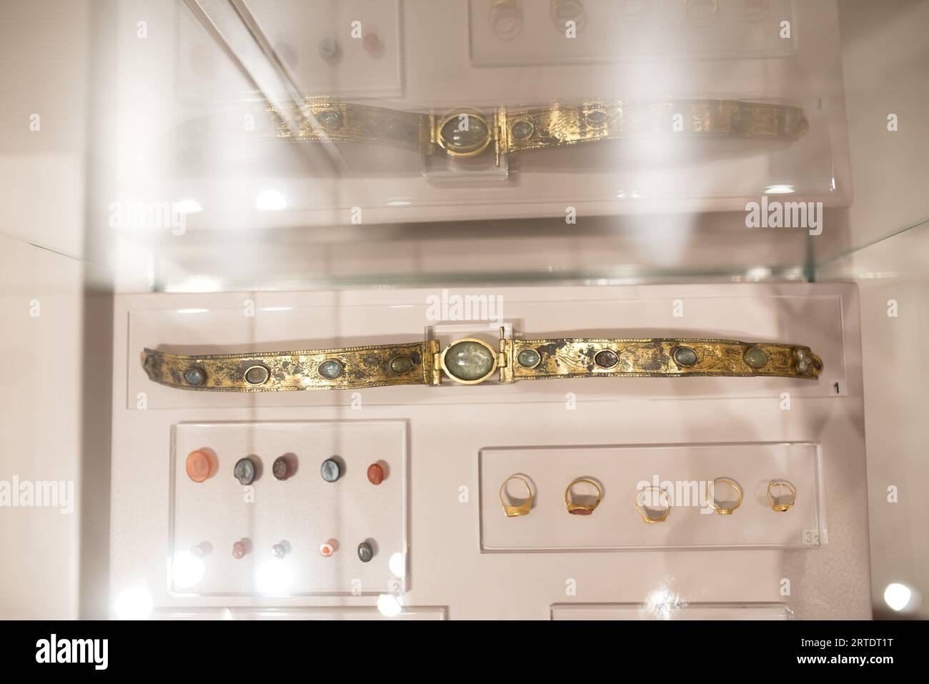 Antichi gioielli in oro minoico esposti nel museo. Foto Stock