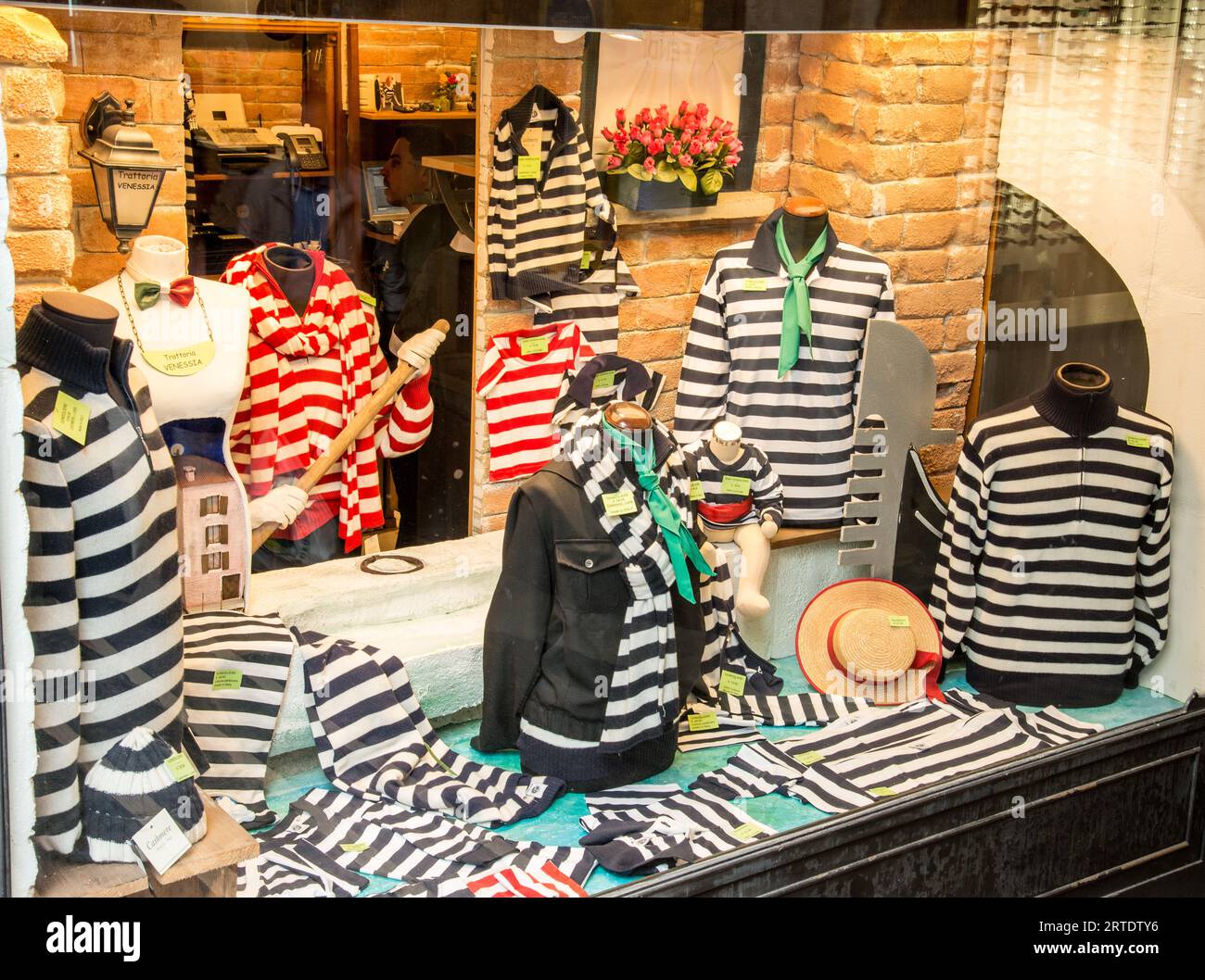 Negozio che vende abbigliamento e forniture per gondolieri. Foto Stock
