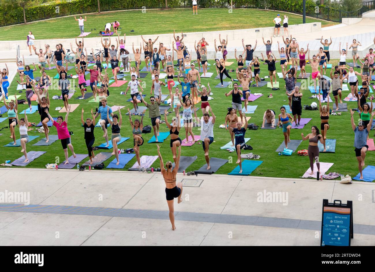 Lezione di yoga all'aperto presso il Waterloo Greenway Park di Austin, Texas Foto Stock