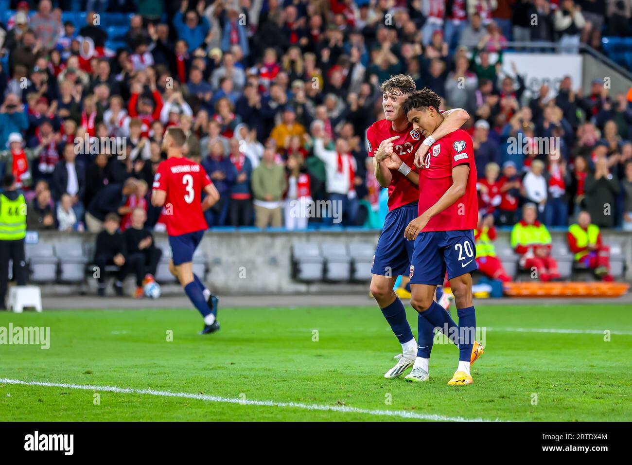 Oslo, Norvegia, 12 settembre 2023. Il norvegese Antonio Nusa festeggia un assist con il norvegese Jørgen Strand Larsen nella partita di qualificazione per Euro 2024 tra Norvegia e Georgia allo stadio Ullevål di Oslo. Crediti: Frode Arnesen/Alamy Live News Foto Stock