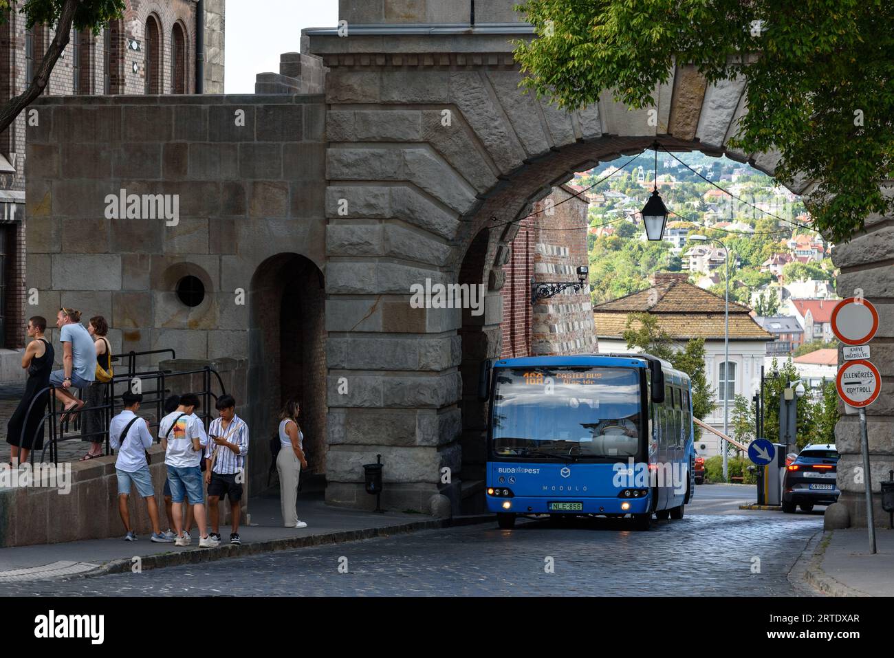 Un autobus Modulo C68 che entra nel quartiere del Castello di Buda alla porta di Vienna Foto Stock