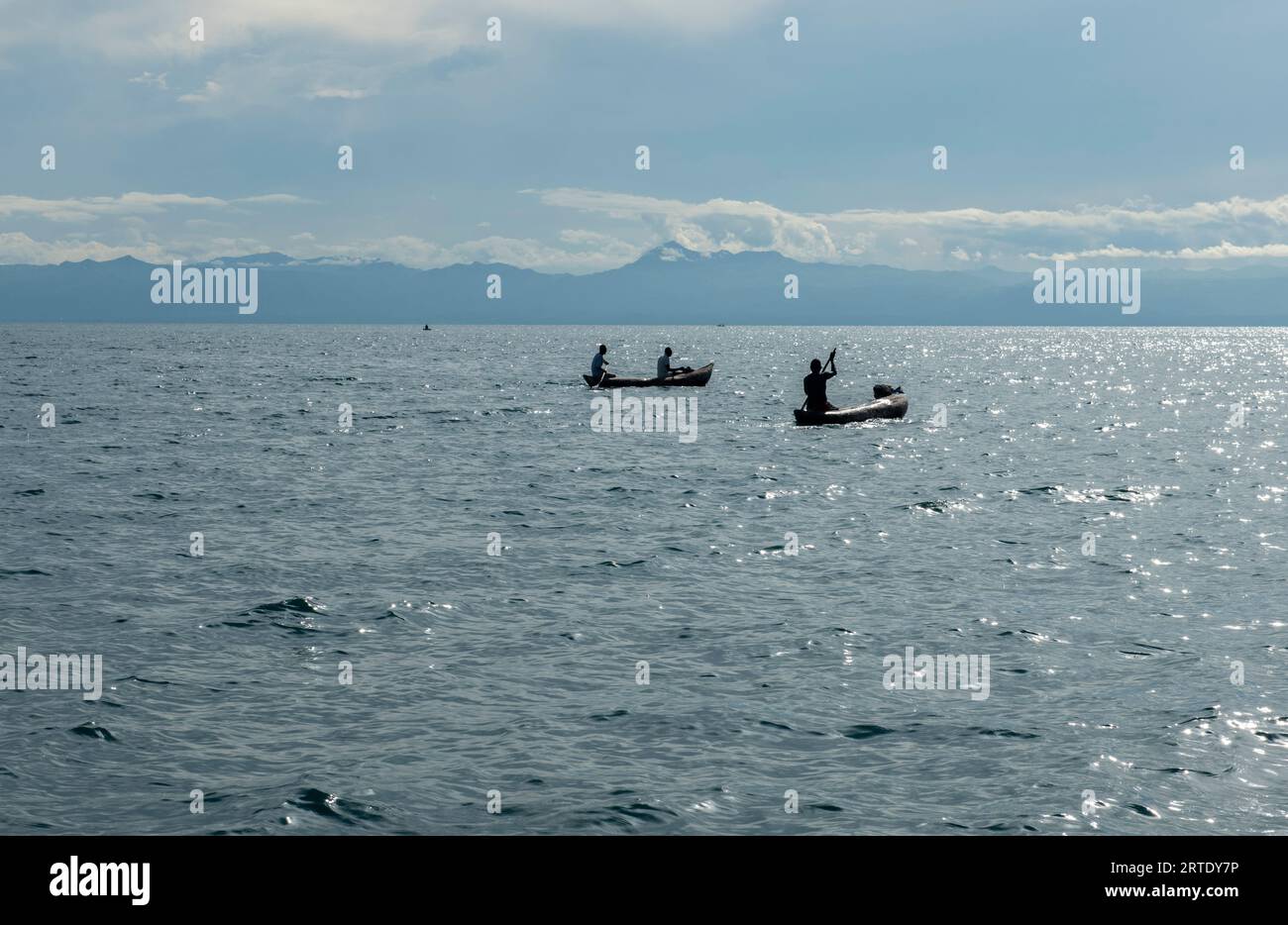 Cape Maclear, Malawi. Uomini canoa sul lago Malawi. Foto Stock