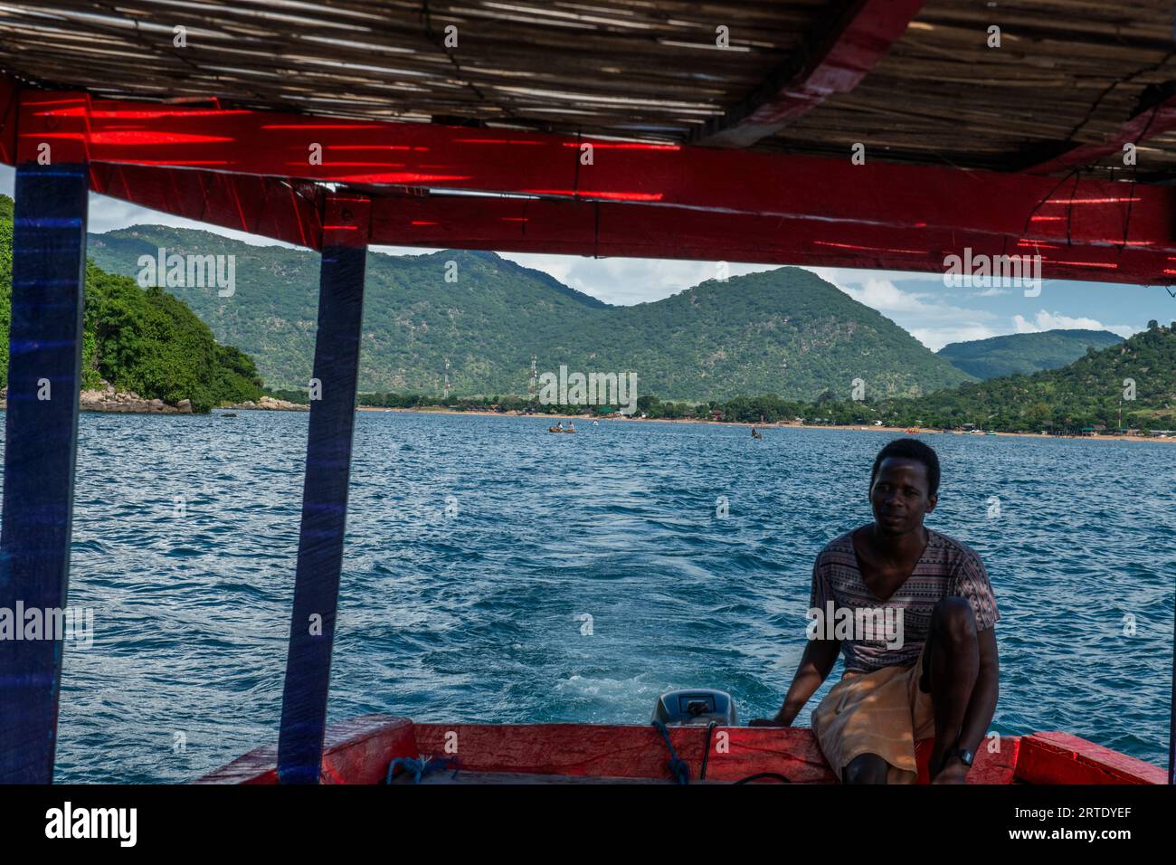 Cape Maclear, Malawi. Un istruttore di immersioni subacquee su una barca in Malawi. Solo per uso editoriale. Foto Stock
