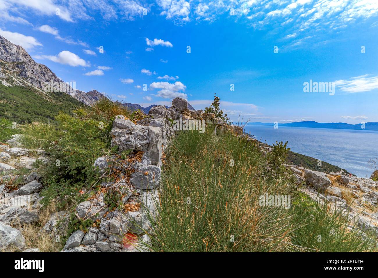 Camminando tra le montagne Biokovo scalando le attrazioni di Drvenik in Croazia Foto Stock