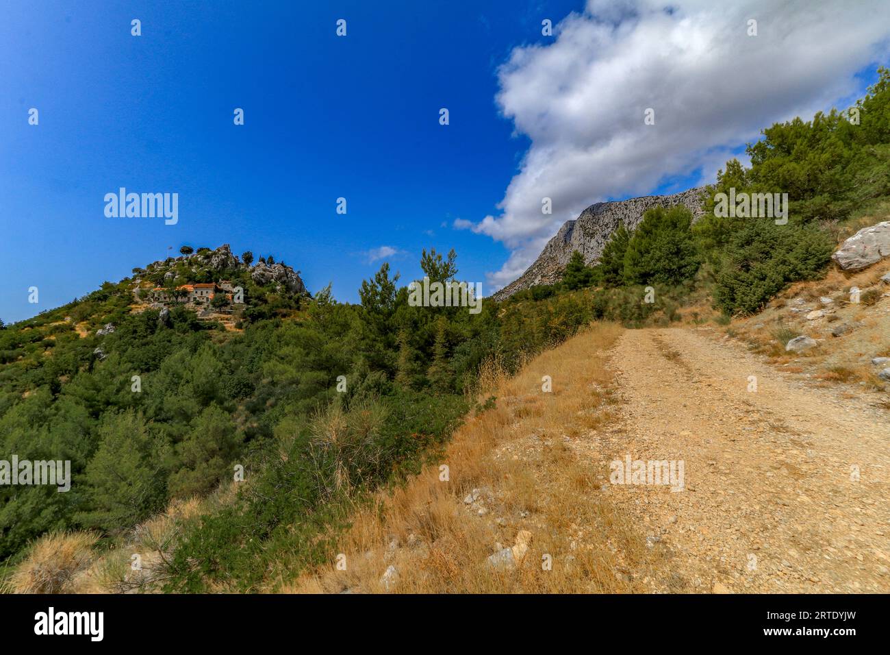 Camminando tra le montagne Biokovo scalando le attrazioni di Drvenik in Croazia Foto Stock