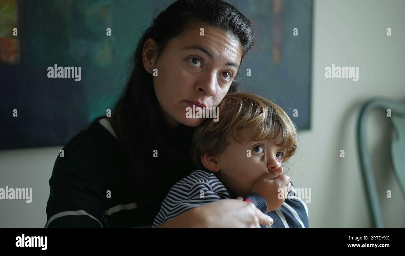 Madre amorevole che tiene giovane ragazzo, mostra affetto materno, genitore culla amorevolmente il figlio in tenero abbraccio Foto Stock