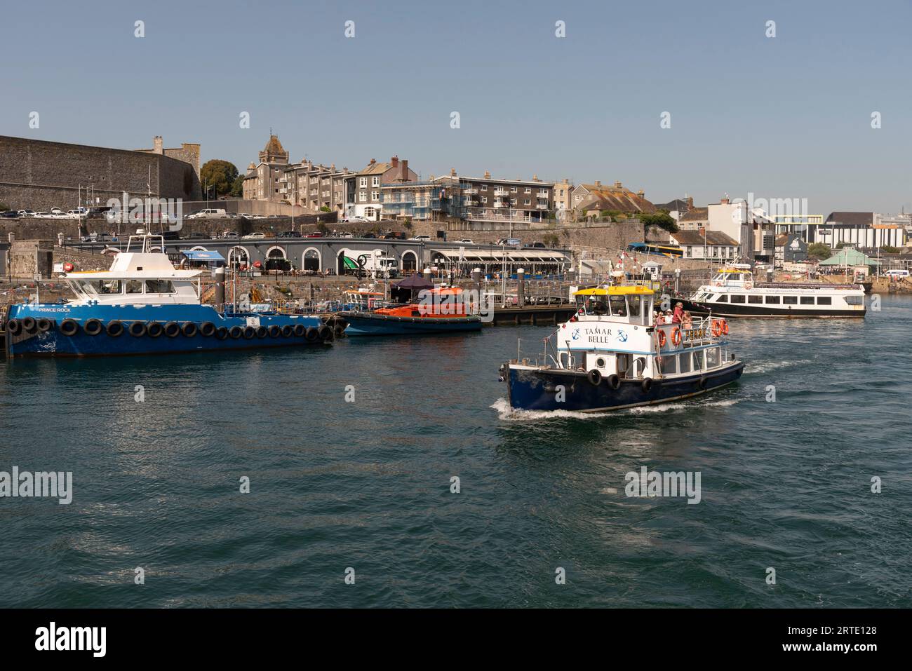 Plymouth, Devon, Inghilterra, Regno Unito, 6 settembre 2023. Traghetto in corso con lo sfondo del centro di Plymouth alla partenza. Il Barbican. Foto Stock