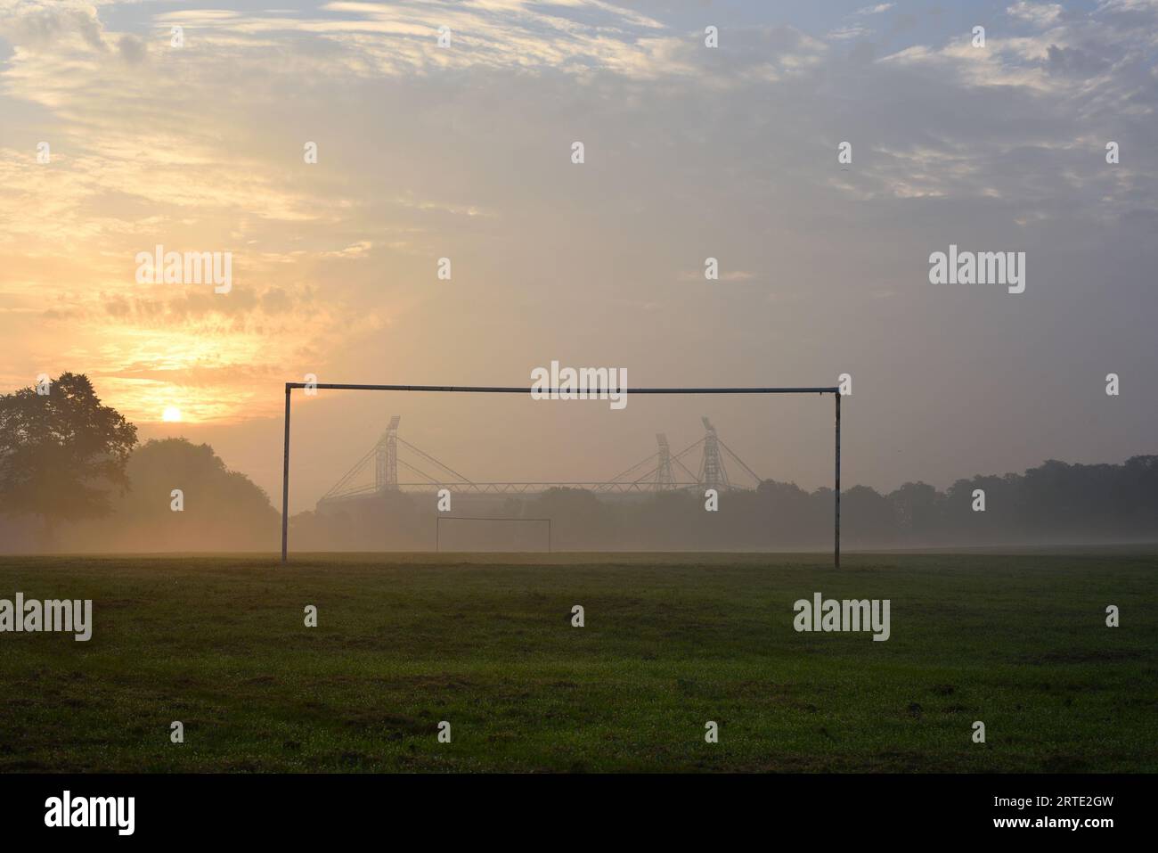 Stadio PNE Deepdale incorniciato da goal Foto Stock