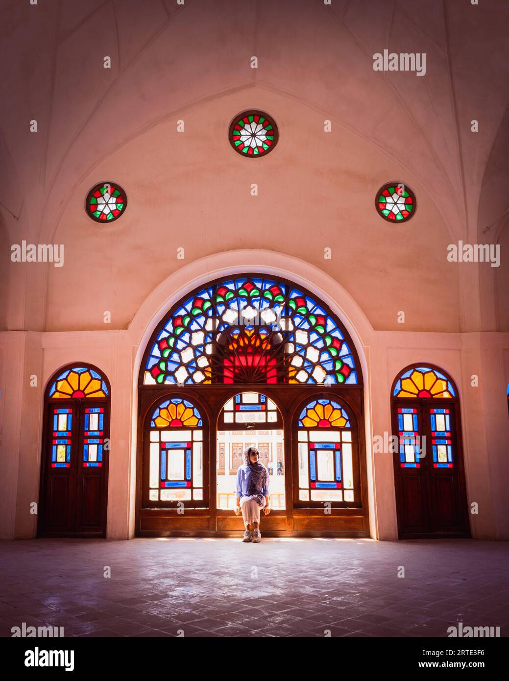 Kashan, Iran - 27th maggio, 2022: tourist Sit in Tabatabaei Casa costruita all'inizio del 1880s per la ricca famiglia Tabatabaei. Foto Stock