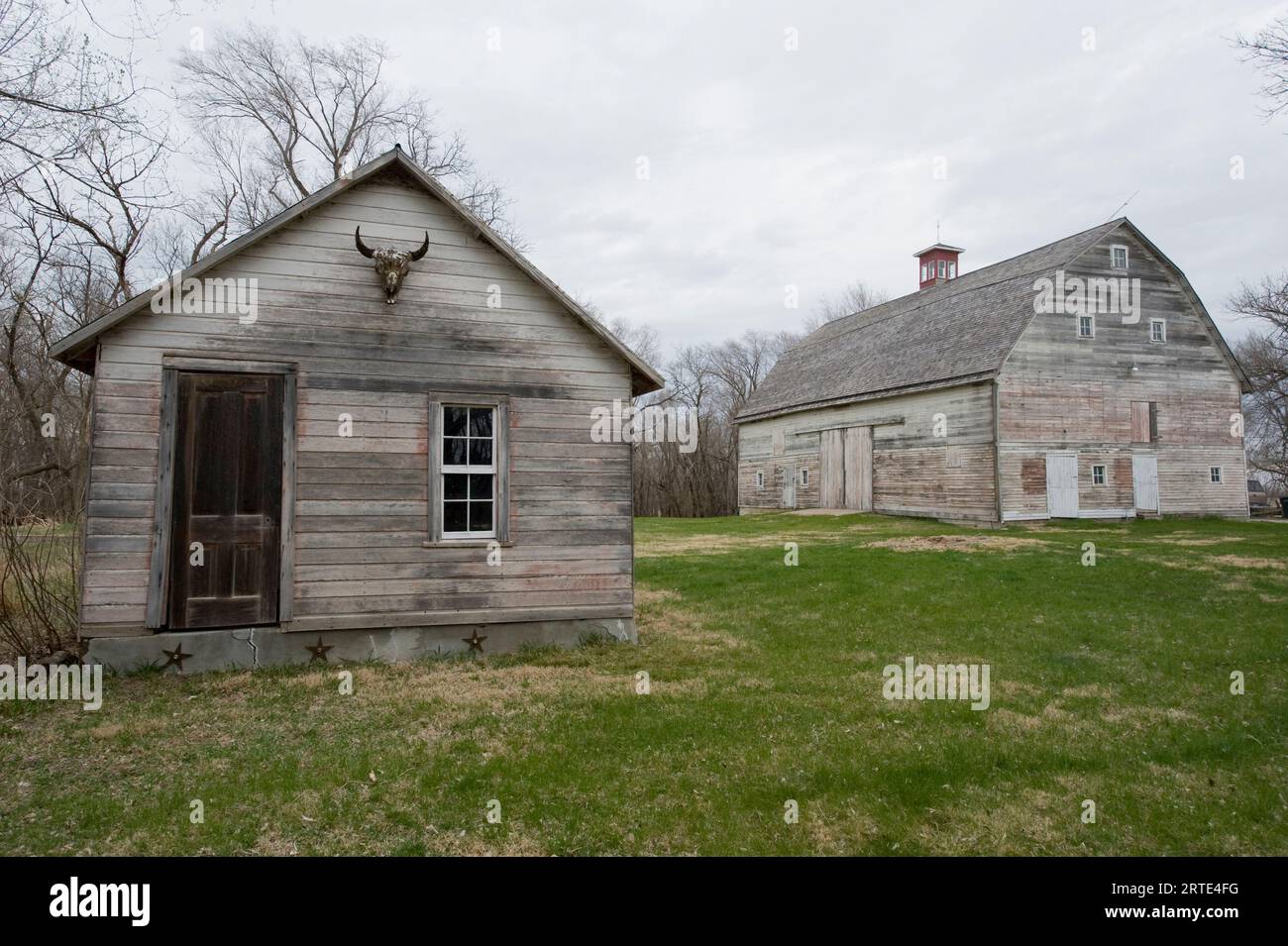 Vecchio casale e fienile; Walton, Nebraska, Stati Uniti d'America Foto Stock