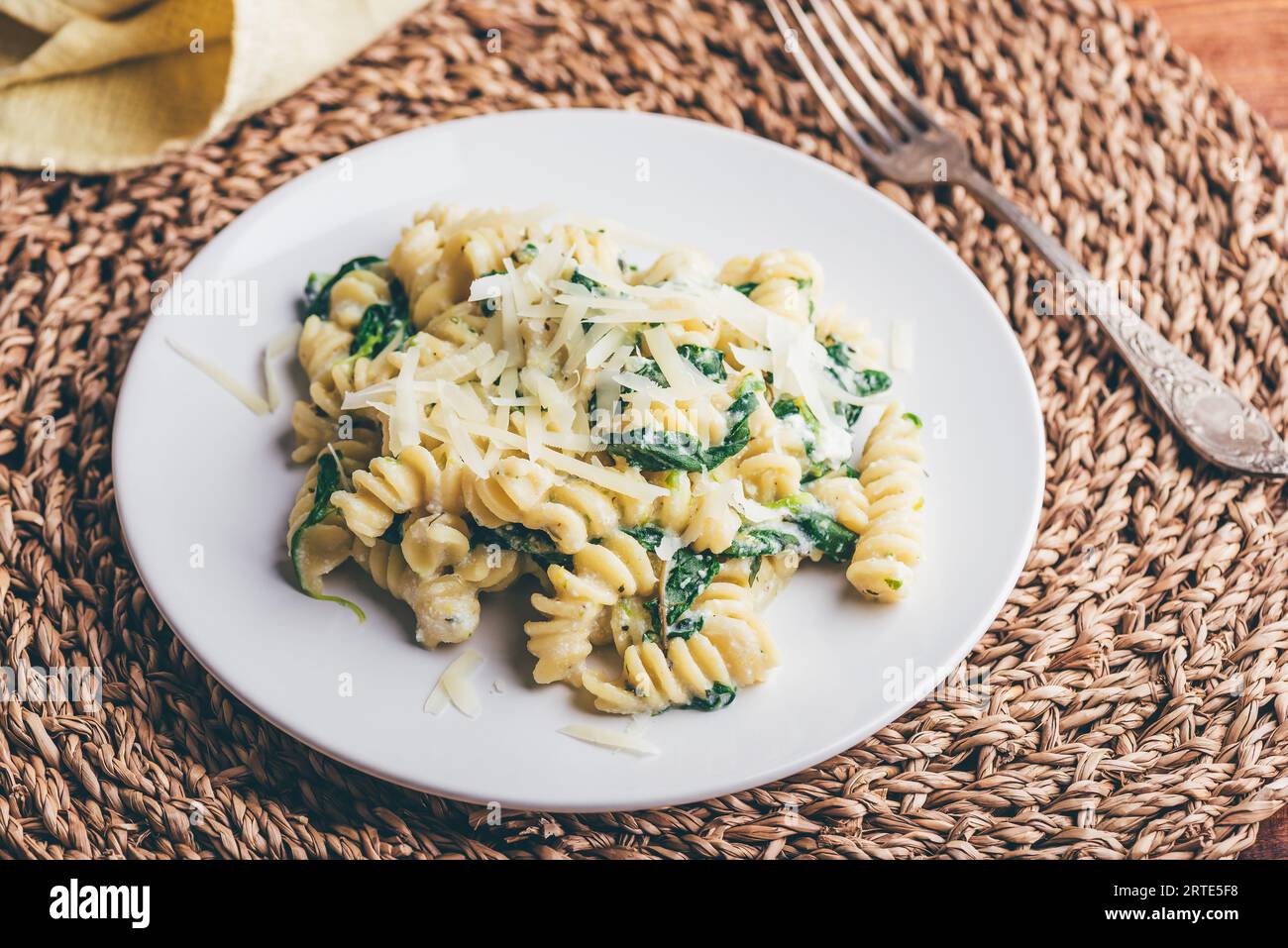 Pasta cremosa con spinaci e timo Foto Stock