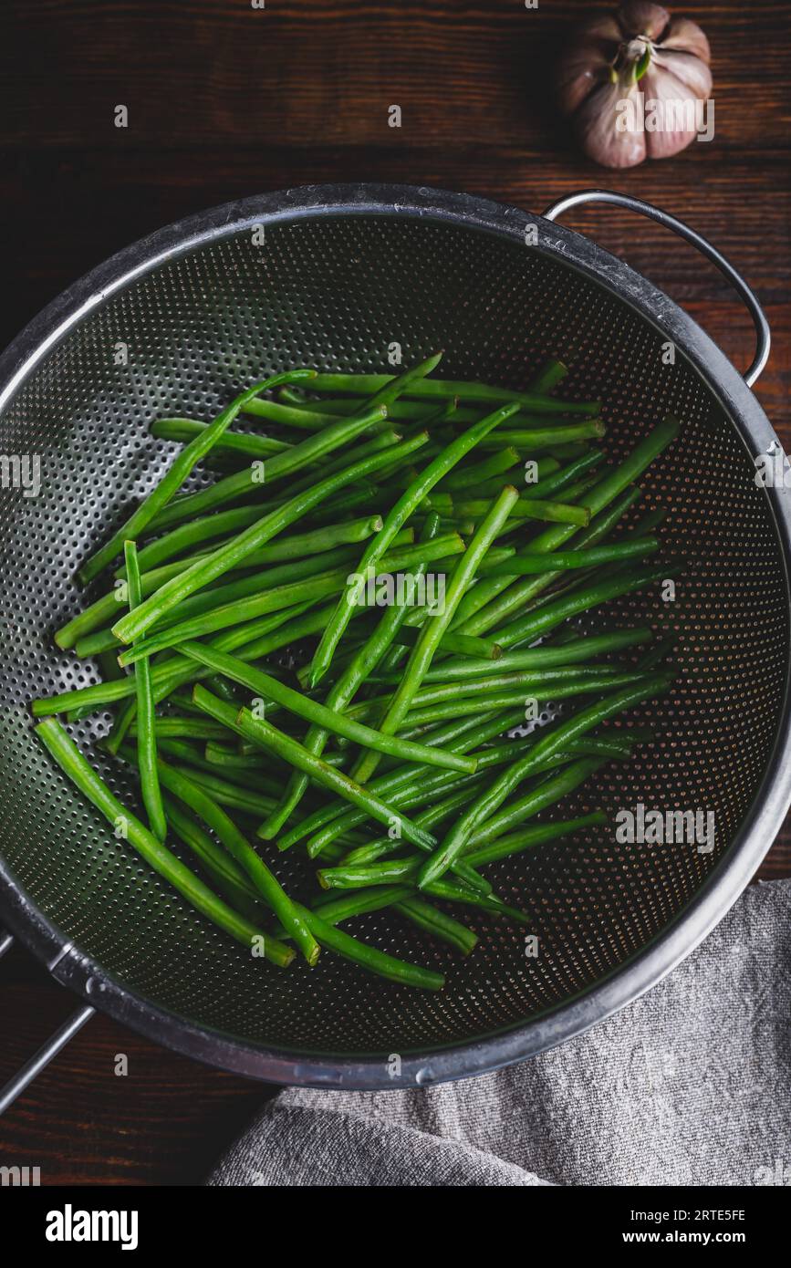 Fagioli verdi freschi in colander pronti per cucinare Foto Stock