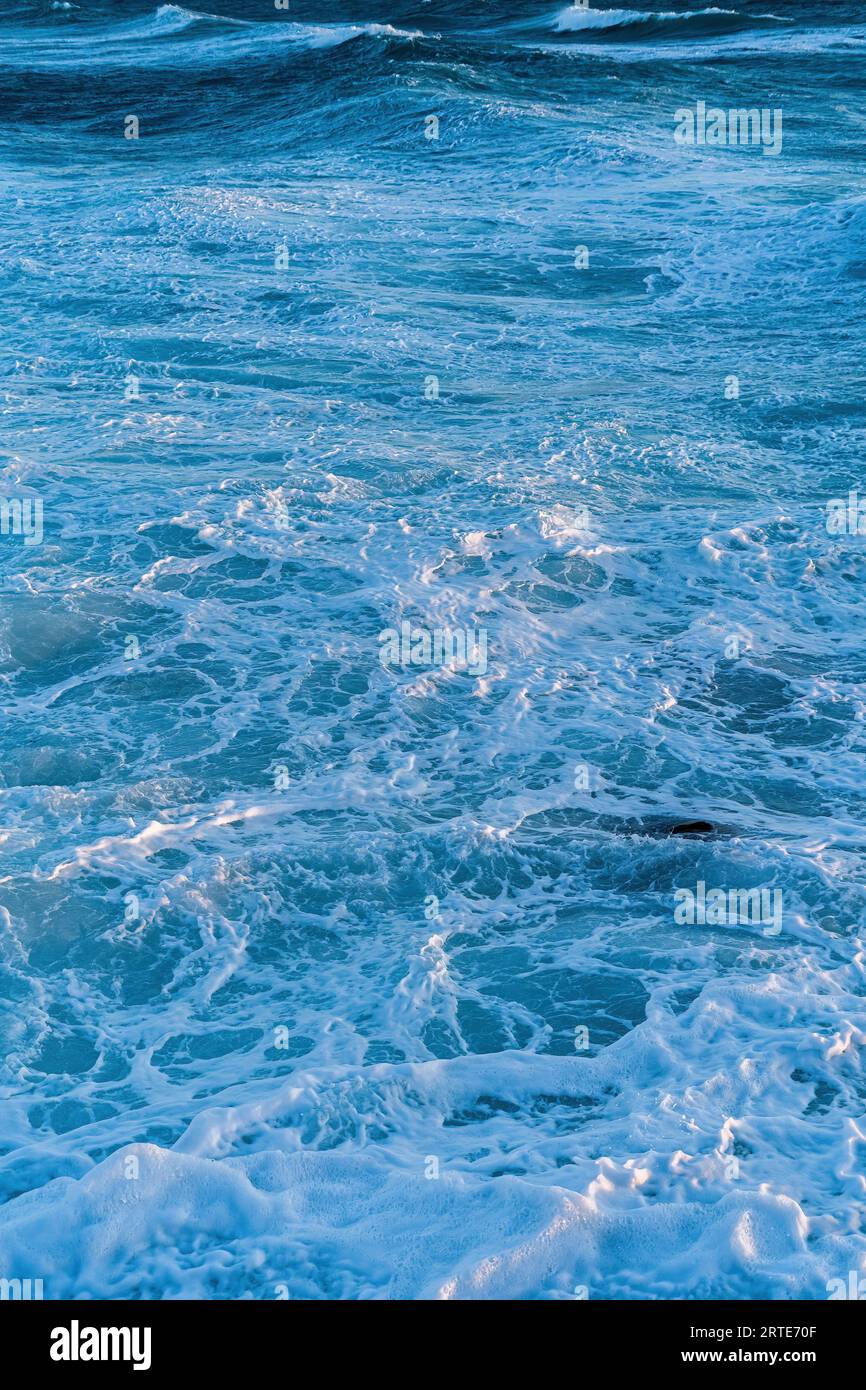 Una foto del mare ruggente. Foto Stock