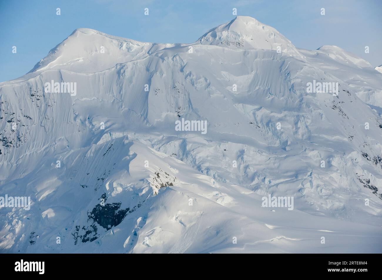 Aspre montagne innevate dello stretto di Gerlache in Antartide; Antartide Foto Stock