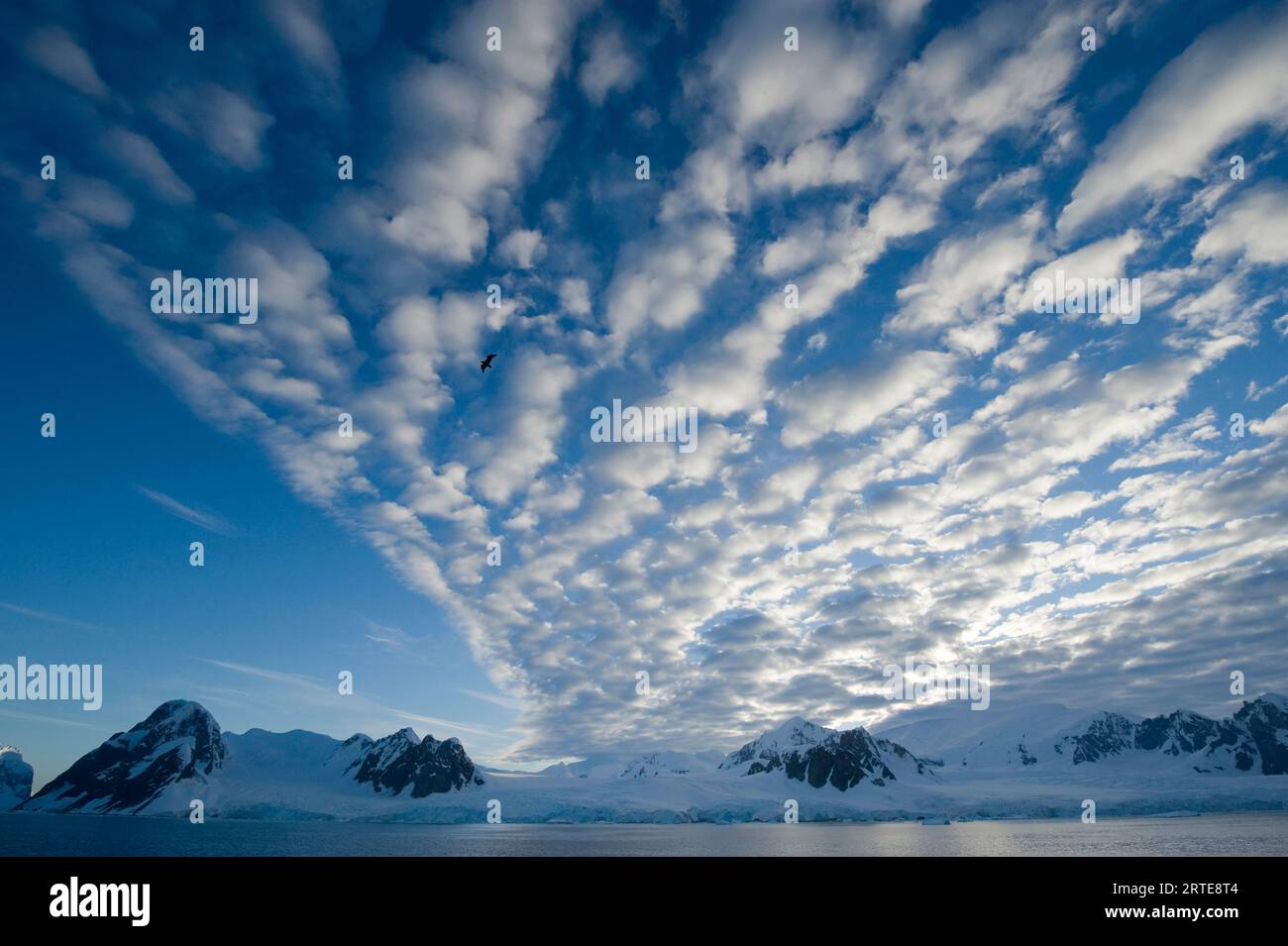 Nubi sopra la penisola antartica, vicino al circolo polare antartico; Antartide Foto Stock