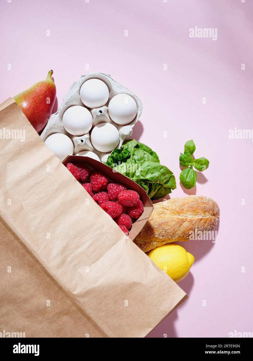 Shopping bag di carta con alimenti biologici Foto Stock