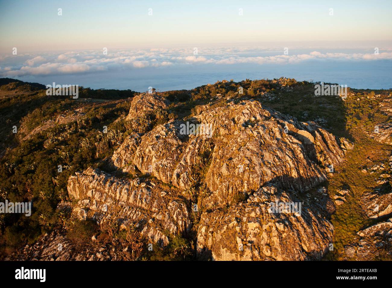 Monte Gorongosa illuminato dal sole nel parco nazionale di Gorongosa; Mozambico Foto Stock