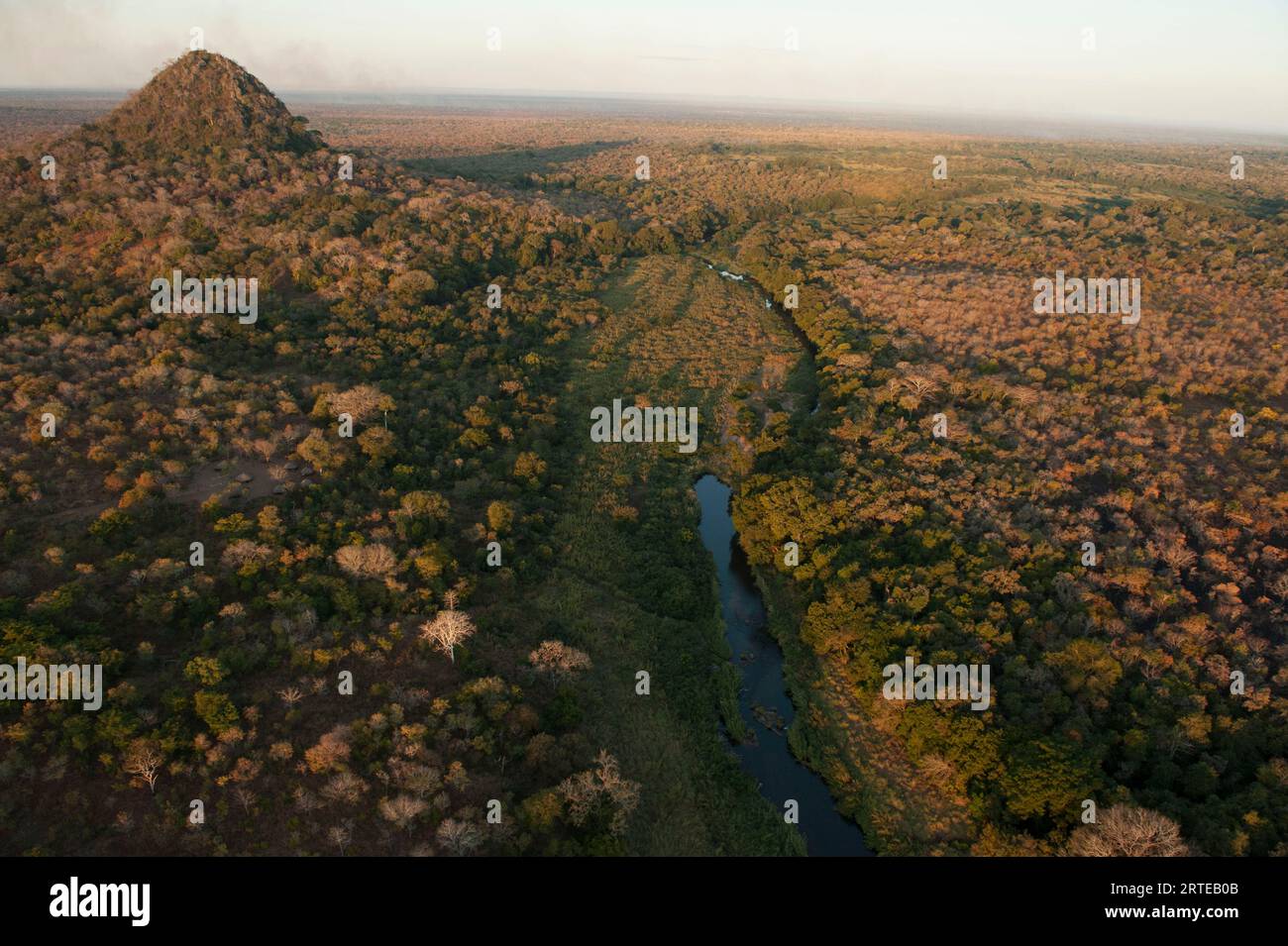 Spartiacque del fiume Vunduzi all'interno del parco nazionale di Gorongosa; Mozambico Foto Stock