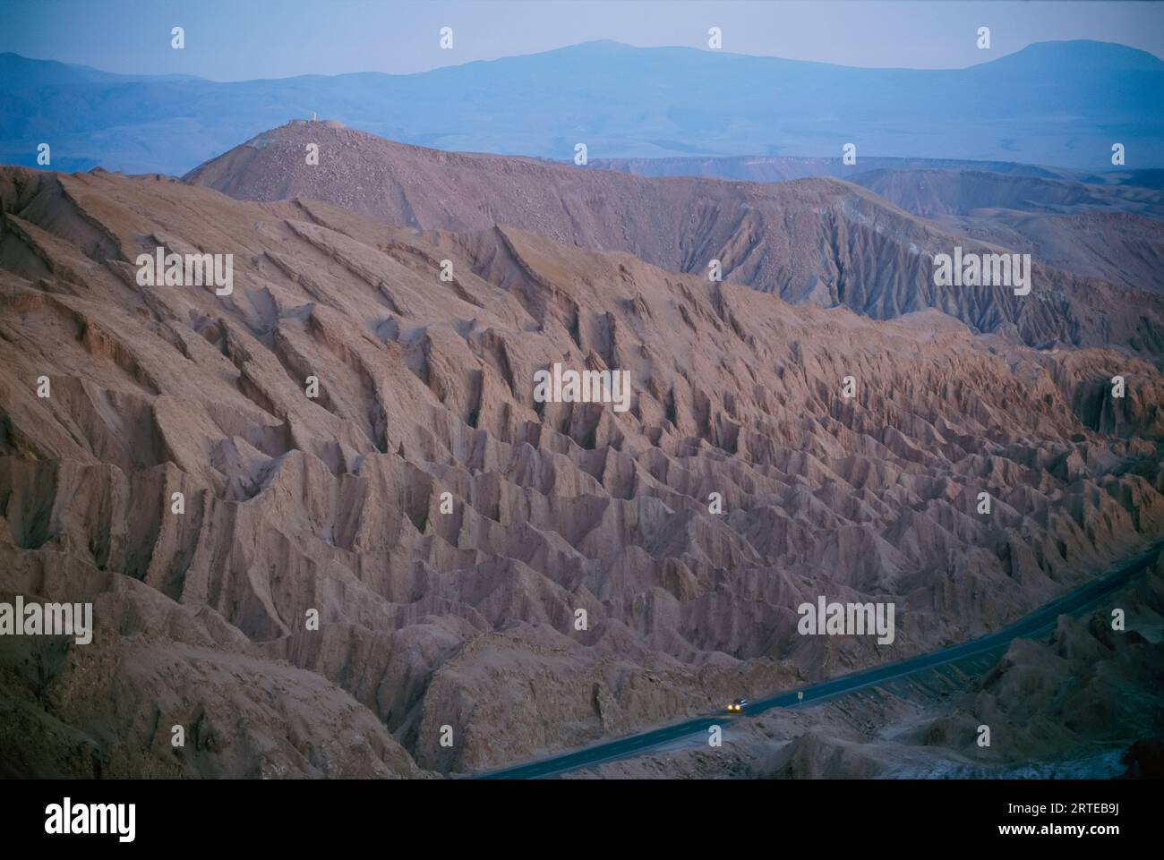 Il deserto oscura l'unica strada da Calama a San Pedro de Atacama, l'autostrada Paso de Jama nel deserto di Atacama del Cile; Cile Foto Stock