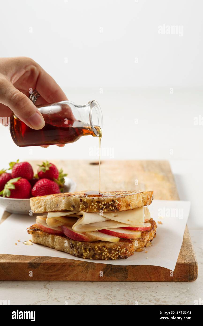 Panino con mele e formaggio con sciroppo d'acero Foto Stock