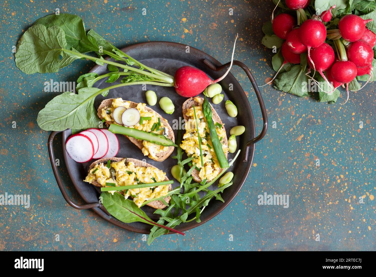 Pane di segale tostato con uova strapazzate e asparagi Foto Stock