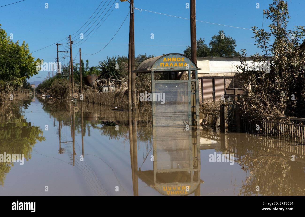 Karditsa, Grecia. 12 settembre 2023. La foto scattata il 12 settembre 2023 mostra una strada allagata nel villaggio di Metamorfosi, Karditsa, Grecia. Le regioni della Grecia centrale sono in allerta per l'impatto delle recenti inondazioni sulla salute pubblica, hanno detto i funzionari locali martedì. Quindici persone morirono e 4.570 furono evacuate in sicurezza durante le inondazioni, secondo i Vigili del fuoco. Crediti: Marios Lolos/Xinhua/Alamy Live News Foto Stock