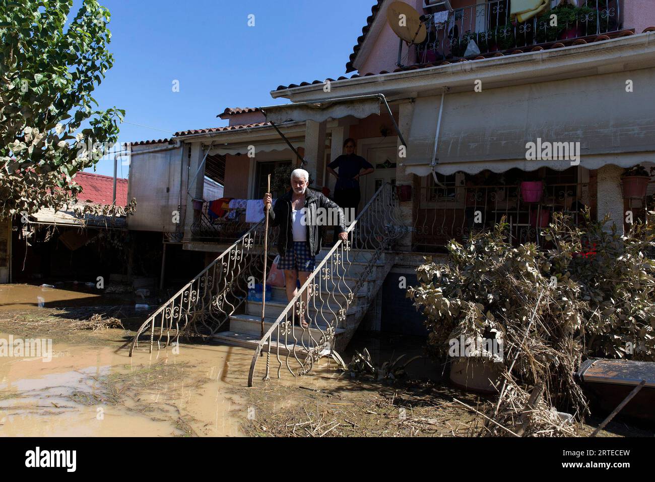 Karditsa, Grecia. 12 settembre 2023. Una coppia attende rifornimenti nel villaggio di Metamorfosi, Karditsa, Grecia, il 12 settembre 2023. Le regioni della Grecia centrale sono in allerta per l'impatto delle recenti inondazioni sulla salute pubblica, hanno detto i funzionari locali martedì. Quindici persone morirono e 4.570 furono evacuate in sicurezza durante le inondazioni, secondo i Vigili del fuoco. Crediti: Marios Lolos/Xinhua/Alamy Live News Foto Stock