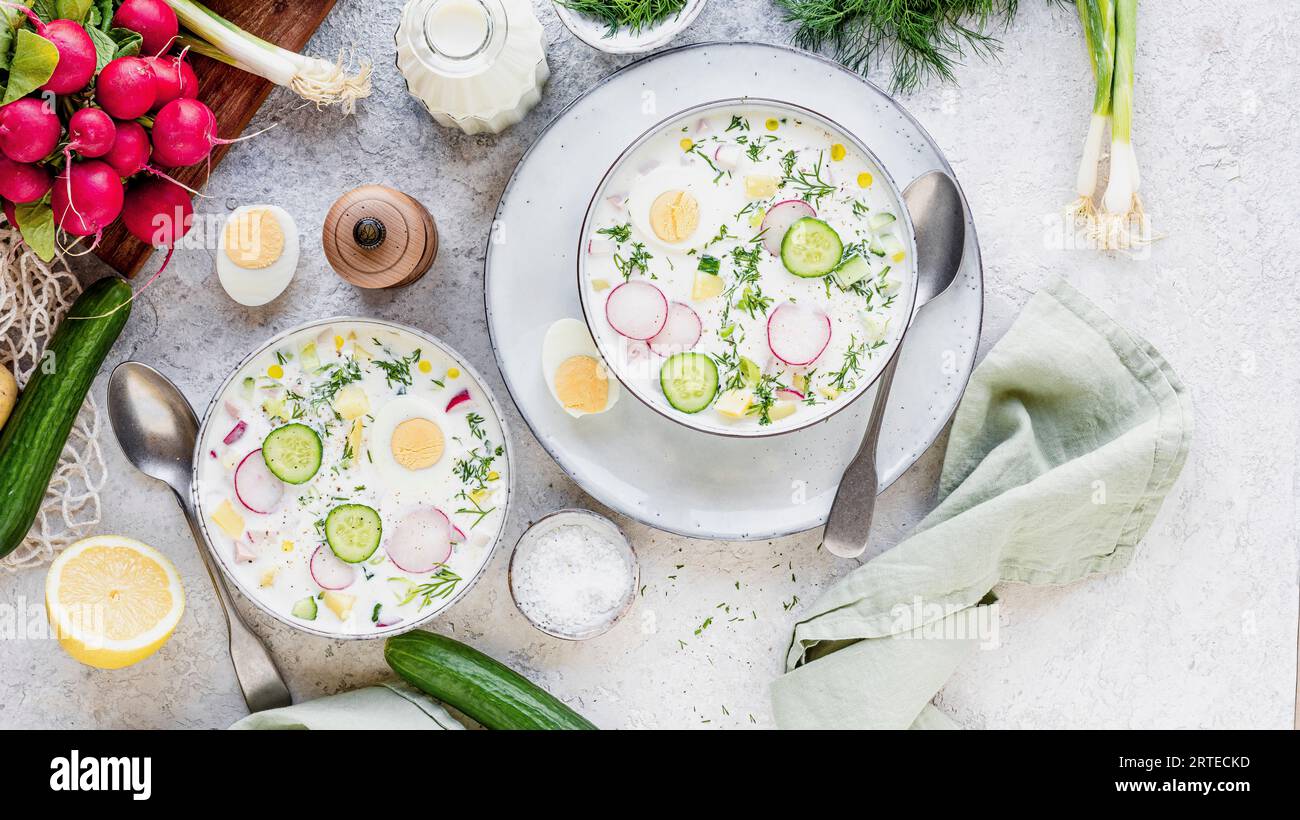 Okroshka (rinfrescante zuppa estiva) Foto Stock