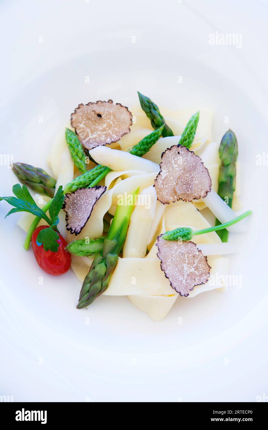 Punte di asparagi verdi e bianchi con tartufo Foto Stock