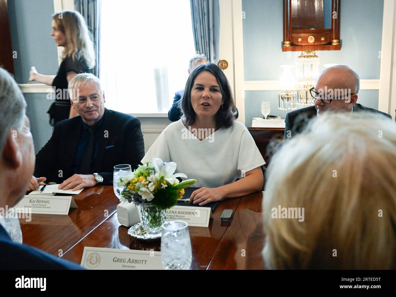 Austin, Texas, Stati Uniti. 12 settembre 2023. Il ministro federale degli affari esteri della Repubblica di Germania ANNALENA BAERBOCK (abito bianco) visita il governatore GREG ABBOTT (abito blu) alla residenza del governatore del Texas il 12 settembre 2023. I due hanno parlato di partnership commerciali ed economiche con lo Stato della stella solitaria. (Immagine di credito: © Bob Daemmrich/ZUMA Press Wire) SOLO USO EDITORIALE! Non per USO commerciale! Foto Stock