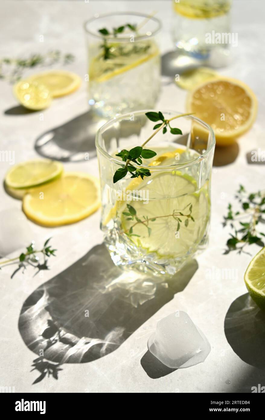 Acqua con timo, lime, limone e ghiaccio Foto Stock